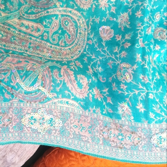 A Mid to heavy Wrap Fom India. - Picture 1 of 4